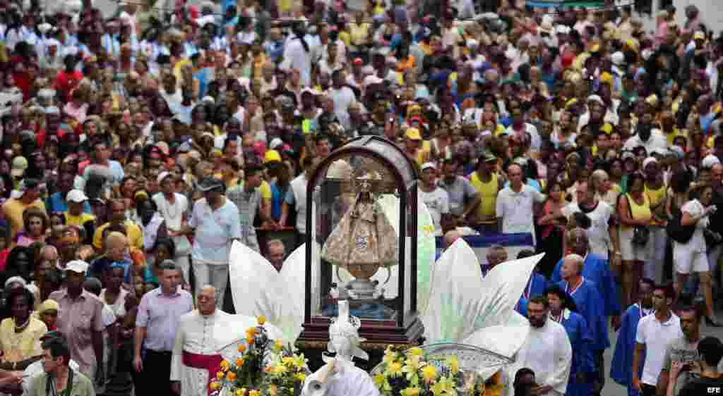 Miles de devotos católicos son vistos hoy, martes 8 de septiembre de 2015, durante la veneración a la Virgen de la Caridad del Cobre, patrona de la isla, en una procesión en la que pidieron "paz y amor". EFE