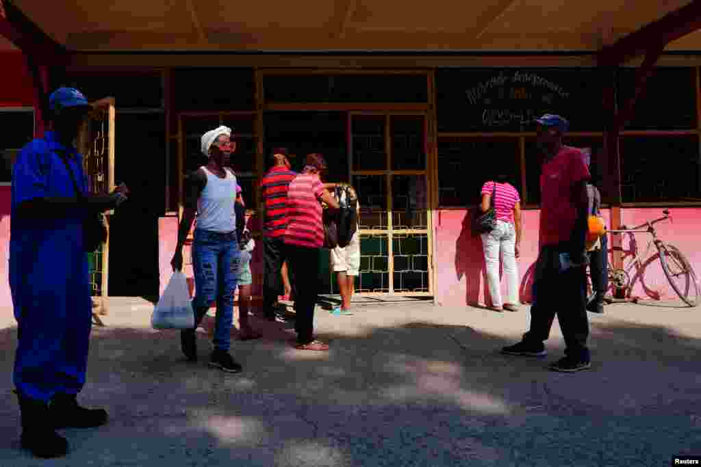 El régimen intenta calmar al pueblo entregándoles la cuota normada de alimentos tras las multitudinarias protestas del 17 y 18 de marzo pasado / Foto: Alexandre Meneghini (Reuters)