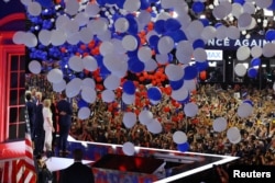 La lluvia de globos en el Fiserv Forum de Milwaukee, cerró la Convención Nacional Republicana.