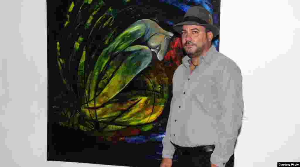 El pintor cubano Jimmy Verdecia, junto a un cuadro suyo.