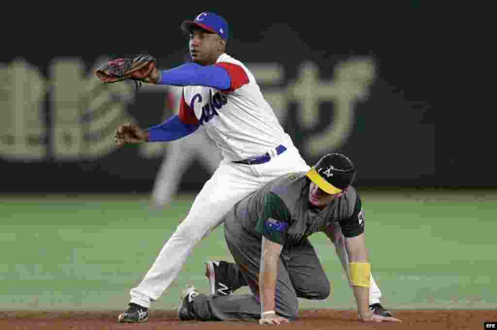 El pelotero australiano Mitchell Dening (abajo) roba la segunda base en la quinta entrada del juego contra Cuba en el IV Clásico Mundial de béisbol disputado en el estadio Tokyo Dome de Tokio (Japón) el 10 de marzo de 2017. &nbsp;