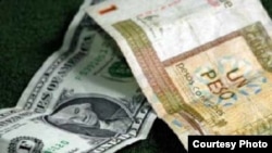 Un dólar se cambia en las casas de cambio estatales de Cuba por 87 centavos de CUC