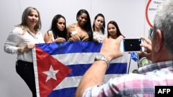 Un grupo de doctores cubanos del programa Más Médicos arriba al aeropuerto de Brasilia antes de embarcarse en viaje hacia Cuba. Archivo, nov. 2012. Foto: EVARISTO SA / AFP.