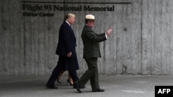 El presidente Donald Trump y la primera dama Melania Trump en el monumento homenaje a las víctimas en Shanksville (Pensilvania). 