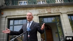 El secretario general del Tribunal de Arbitraje Deportivo (TAS), Matthieu Reeb, ofrece una rueda de prensa delante del edificio del organismo en Lausana, Suiza.