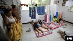 Cubanos siguen llegando a la sede de Cáritas en Ciudad Panamá.