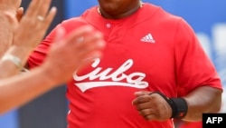 El cubano Alfredo Despaigne, de Leñadores de Las Tunas, durante un juego contra los Toros de Herrera de Panamá. (Luis ACOSTA/AFP)