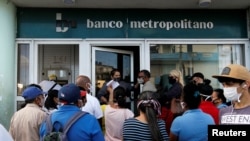 Personas en una de las oficinas del Banco Metropolitano en La Habana.