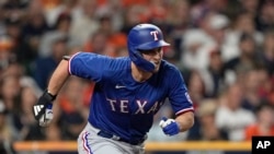 Corey Seager, de los Rangers de Texas, Campeonato de la Liga Americana de Béisbol contra los Astros de Houston, (AP Foto/David J. Phillip)