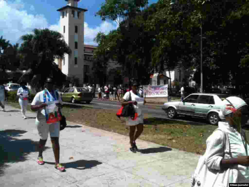 Damas de Blanco, durante la marcha por 5ta. Avenida.