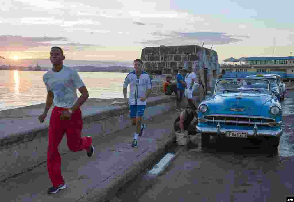 El primer ministro italiano, Matteo Renzi (centro) se ejercita en el Malecón de La Habana. EFE