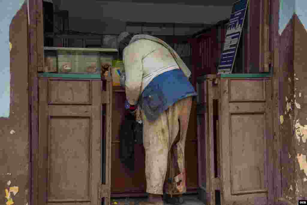 Mendigo cubano en una bodega