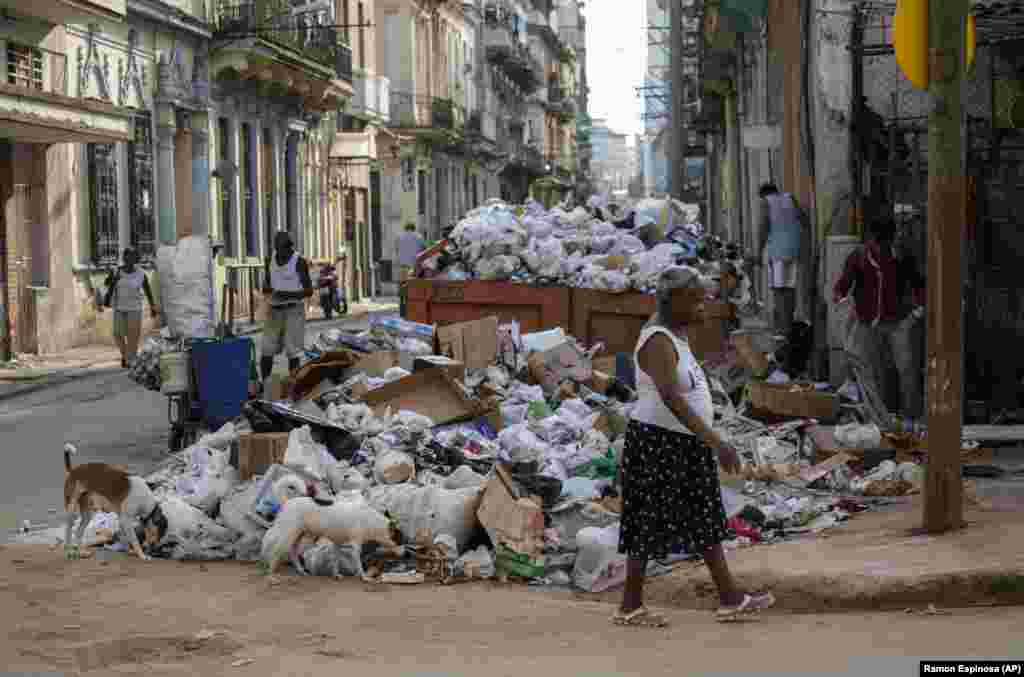 Montones de desperdicios se acumulan en las calles de la capital cubana, donde pueden permanecer durante semanas sin ser recogidos.&nbsp;