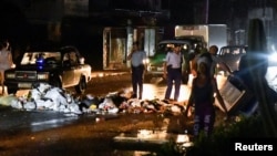 La policía cubana inspecciona los escombros utilizados para bloquear una calle durante una protesta contra un apagón, en La Habana. (Reuters/Norlys Pérez/Archivo)