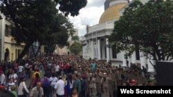 Chavistas rodean la entrada al Parlamento venezolano, impidiendo la entrada a los legisladores de la oposición.