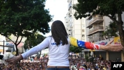 La líder opositora venezolana, María Corina Machado, hace un gesto mientras se dirige a sus partidarios durante una protesta convocada por la oposición en vísperas de la toma de posesión presidencial en Caracas el 9 de enero de 2025.