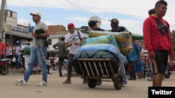 Los venezolanos huyen en masa a Colombia para escapar de la crisis en el país petrolero. (Archivo)