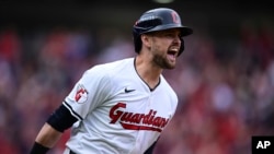 Lane Thomas, de los Guardianes de Cleveland, festeja su jonrón con bases llenas ante los Tigres de Detroit, el sábado 12 de octubre de 2024. (AP/David Dermer)