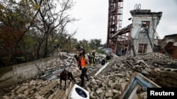 Un voluntario busca los restos de víctimas de un ataque de Rusia en Izium, Ucrania. (Reuters/Zohra Bensemra).