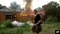 Una mujer ucraniana en la región del Donbás, en el este de Ucrania, el 3 de junio de 2022. (AP Foto/Alexei Alexandrov).