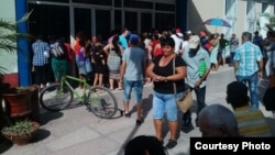 La gente hace cola para comprar aceite en Sancti Spíritus. Foto cortesía de Adriano Castañeda.