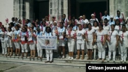 Damas de Blanco Marcha domingo 12 Habana al salir de la Iglesia en Santa Rita Foto Angel Moya.