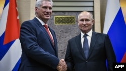 El gobernante de Cuba, Miguel Díaz-Canel, es recibido el martes por Vladimir Putin en la residencia del Presidente ruso en las afueras de Moscú (Foto: Alexander Nemenov/AFP).