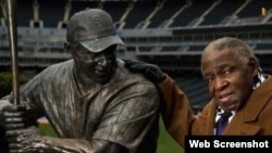 Orestes "Minnie" Miñoso junto a su estatua en el U.S. Cellular Field de Chicago.