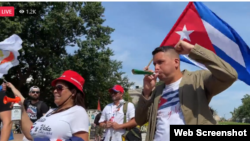 Un grupo de cubanos protestan con un cacerolazo frente a la Casa Blanca