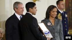 Yan Valdes y se hermana Winnie, aceptan la Medalla Presidencial de la Libertad para su padre, Oscar Elias Biscet 