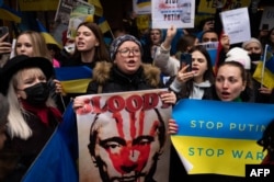 Ucranianos protestan contra invasión a su país frente embajada de Rusia en Estambul, Turkía.