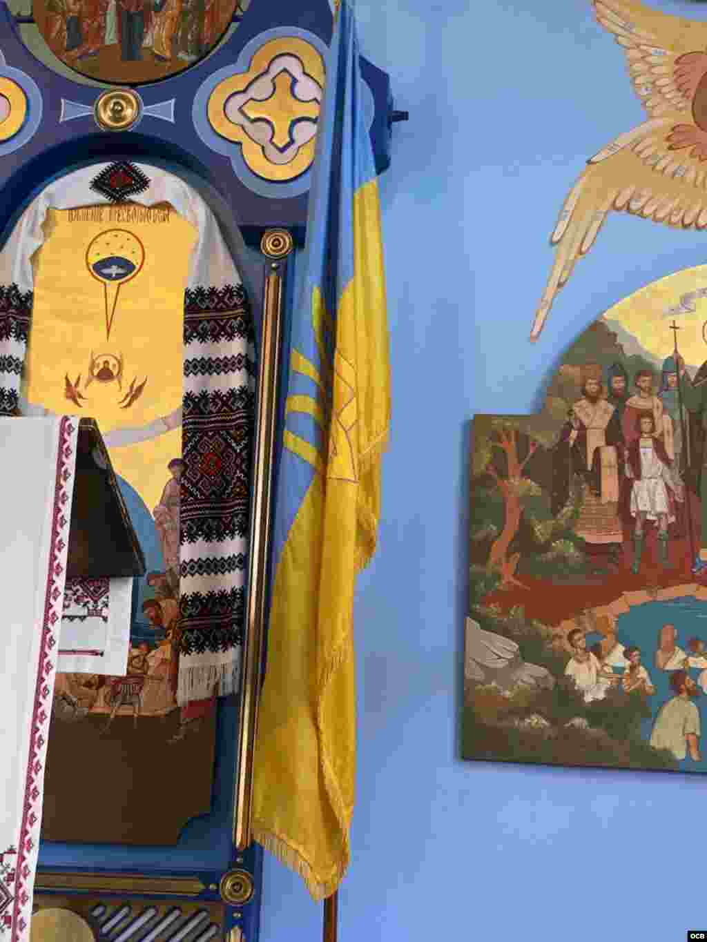 Bandera ucraniana junto al altar de la Iglesia de la Asunci&#243;n de la Sant&#237;sima Virgen Maria, greco-cat&#243;lica ucraniana, en Miami.