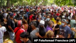 Cubanos frente a la embajada de Panamá, en La Habana, en 2022, un día después de que el gobierno panameño anunciara que requeriría visas de tránsito para los cubanos. (AP/Ismael Francisco/Archivo)