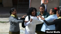 Berta Soler durante una de las detenciones frente a la sede de las Damas de Blanco, en Lawton, La Habana. (Foto Archivo: Facebook)