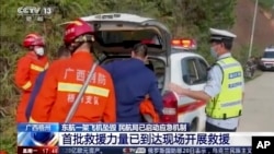 Policías y rescatistas chinos preparándose para ayudar a víctimas de accidente aéreo de Wuzhou