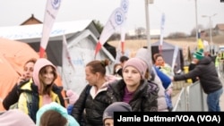 Los refugiados se ponen a salvo en Kharkiv y se les ofrece comida recién cocinada, tazas humeantes de té y café, mantas y ropa, así como juguetes y dulces para los niños. [Jamie Dettmer/VOA].