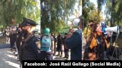 Protesta frente a la Embajada de La Habana en México contra la práctica del régimen de Cuba de condenar al destierro a sus opositores.