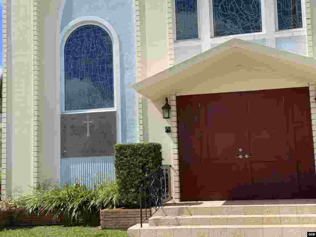 Entrada de Iglesia de la Asunci&#243;n de la Sant&#237;sima Virgen Maria, greco-cat&#243;lica ucraniana, en Miami.