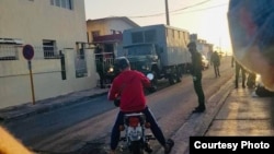 Vista de las afueras del tribunal de Cárdenas, cuando llegaron los presos. (Foto: Cortesía de Yuneisy Santana)