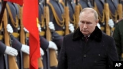 El presidente ruso Vladimir Putin en una ceremonia patria en Moscú el 23 de febrero del 2022. (Alexei Nikolsky, Kremlin Pool Photo via AP)