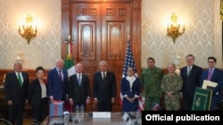 El secretario de Seguridad de EE.UU. Alejandro Mayorkas junto al presidente de México López Obrador.