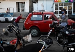 Músculo y paciencia emplean los cubanos para llenar sus tanques de combustible