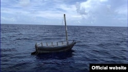 La embarcación en la que viajaban los balseros cubanos. (Foto: Guardia Costera)