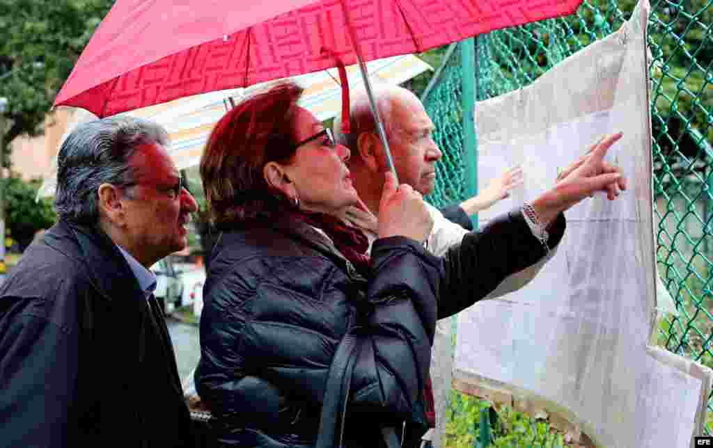 Un grupo de personas busca su mesa para votar en el plebiscito sobre el acuerdo de paz hoy, domingo 2 de octubre de 2016, en un centro de votación en la ciudad de Bogotá.