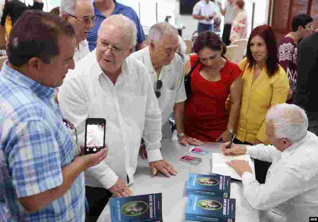 Julio Estorino firma su libro &ldquo;Biografía de un hombre de Dios&quot; sobre la vida de Monseñor Agustín Román. Foto OCB/ Roberto Koltun.