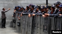 Miembros del Cuerpo de Policía Nacional Bolivariana (CPNB) cierran fila cerca de la Asamblea Nacional de Venezuela en Caracas, el 14 de mayo de 2019. (Reuters).