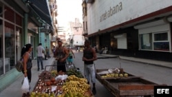 Carretilleros venden frutas y vegetales en una céntrica calle de La Habana.