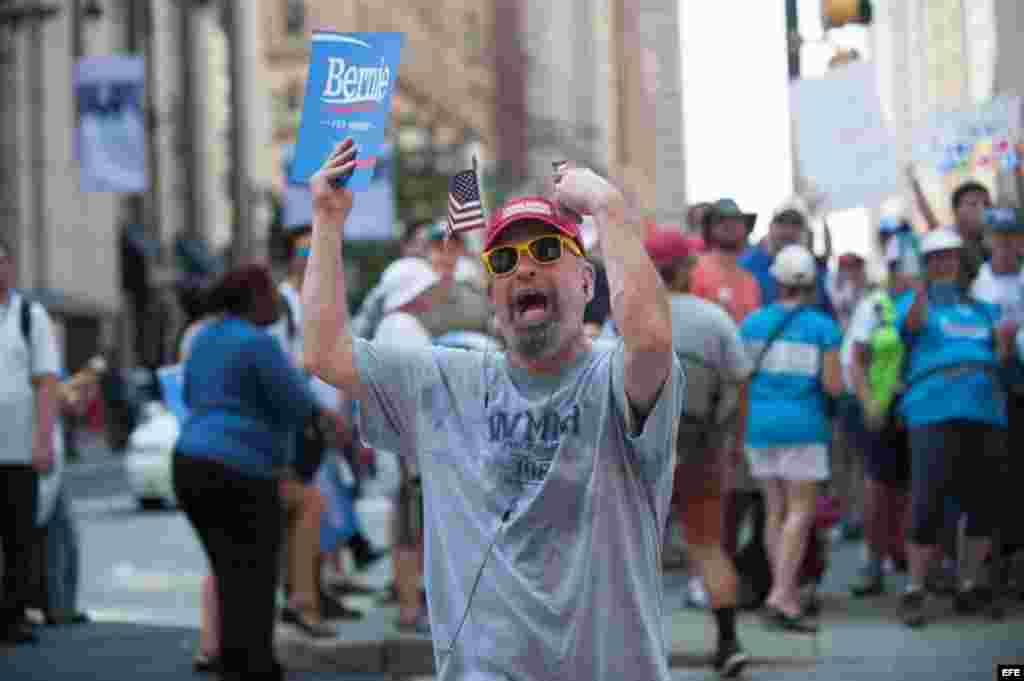 Un hombre participa en una manifiestación en apoyo al senador por el estado de Vermont Bernie Sanders frente al Ayuntamiento de Filadelfia, antes de la apertura de la Convención Demócrata en Filadelfia, Estados Unidos, hoy, 25 de julio de 2016.