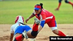 Softbolista cubana en acción.