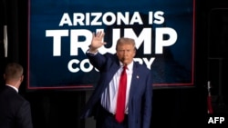 Donald Trump saluda durante un evento de campaña en Tucson Music Hall, en Arizona, en septiembre pasado. (Rebecca Noble/AFP/Archivo)